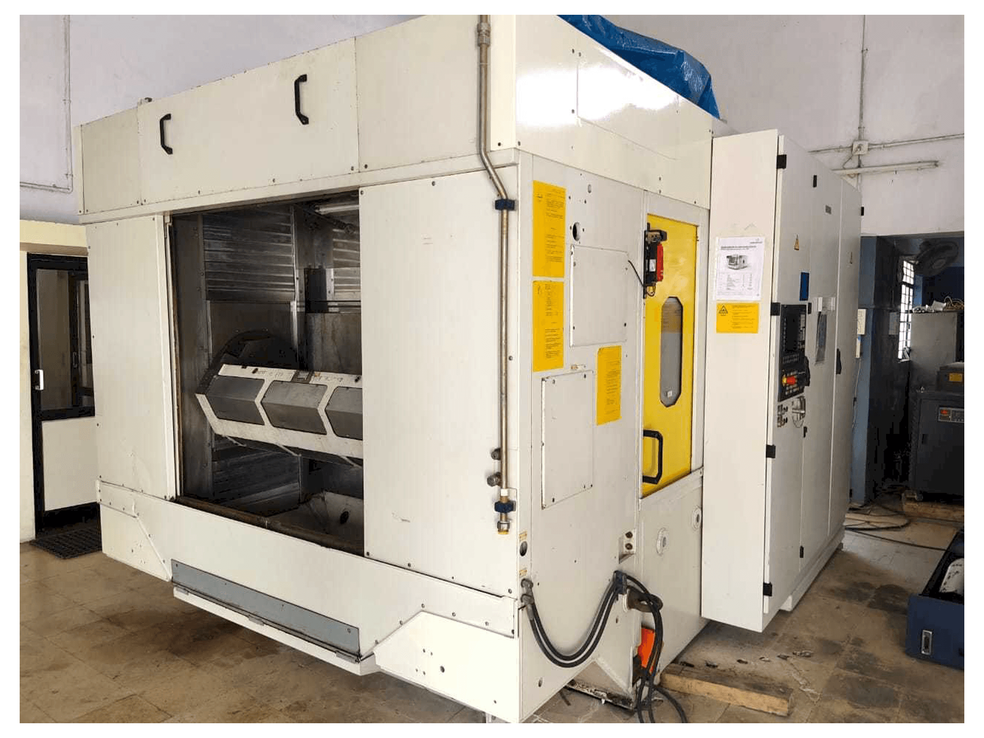 Masina GROB G320 eestvaade