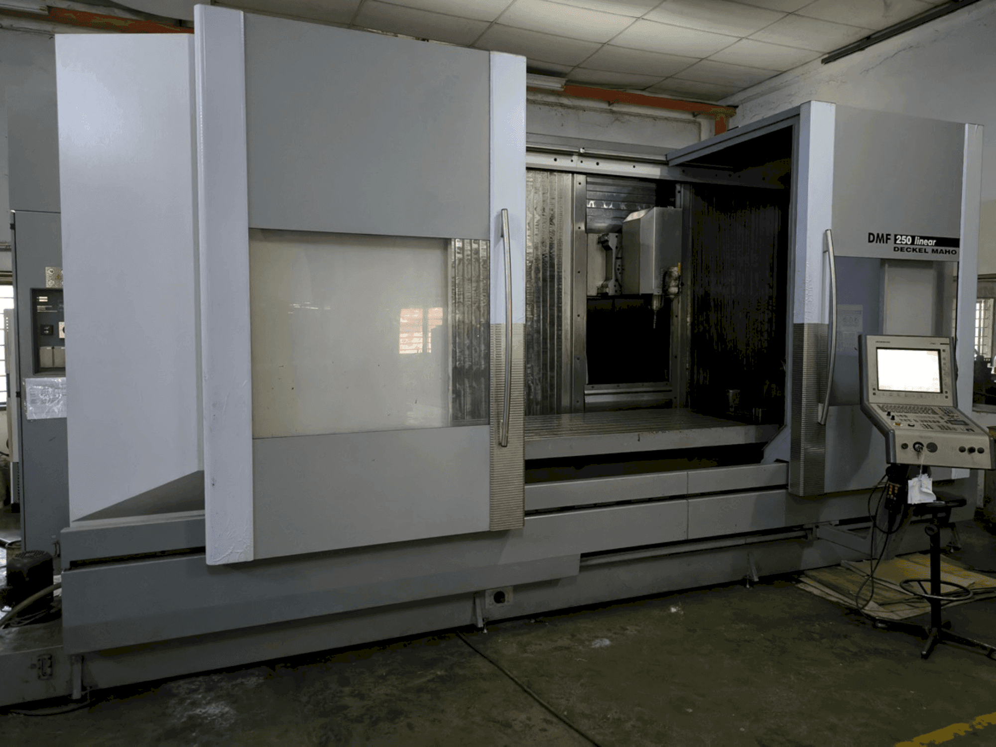 Masina DECKEL MAHO DMF 250 linear eestvaade