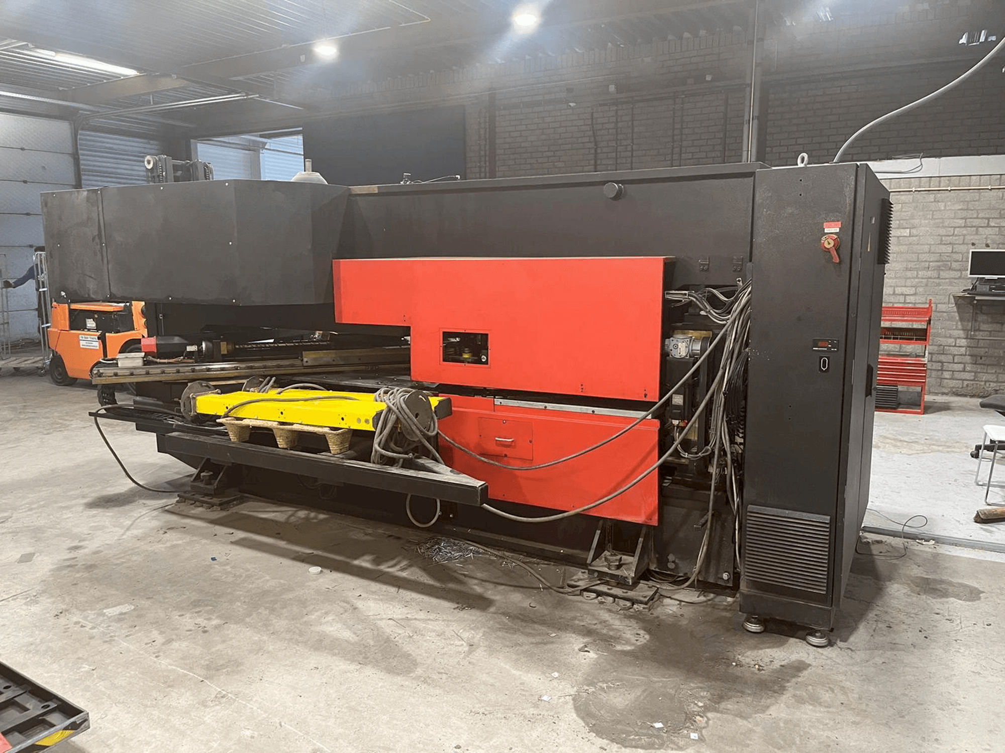 Masina AMADA Arcade 212 eestvaade