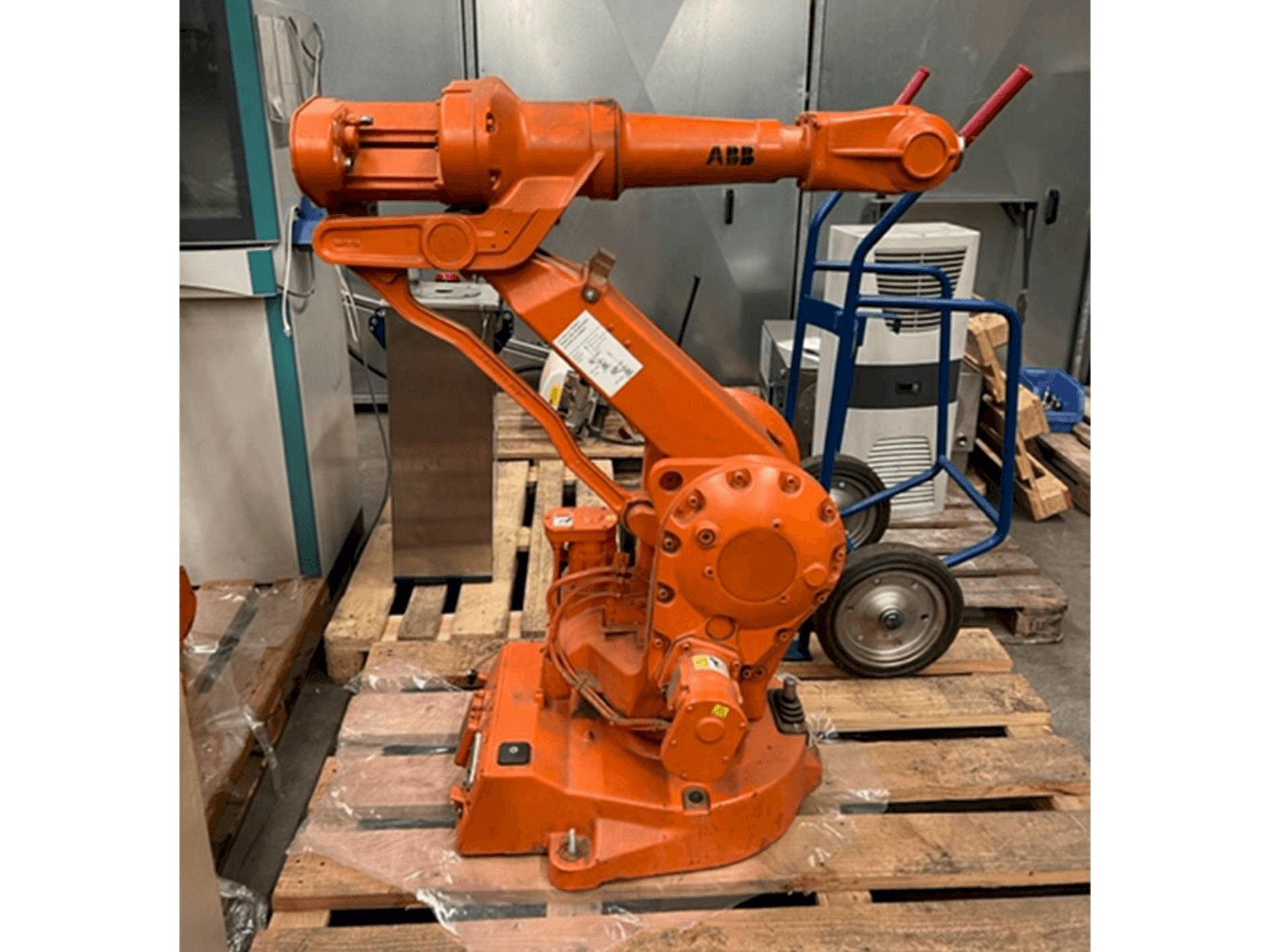 Masina ABB IRB 2400/16 M2000 eestvaade