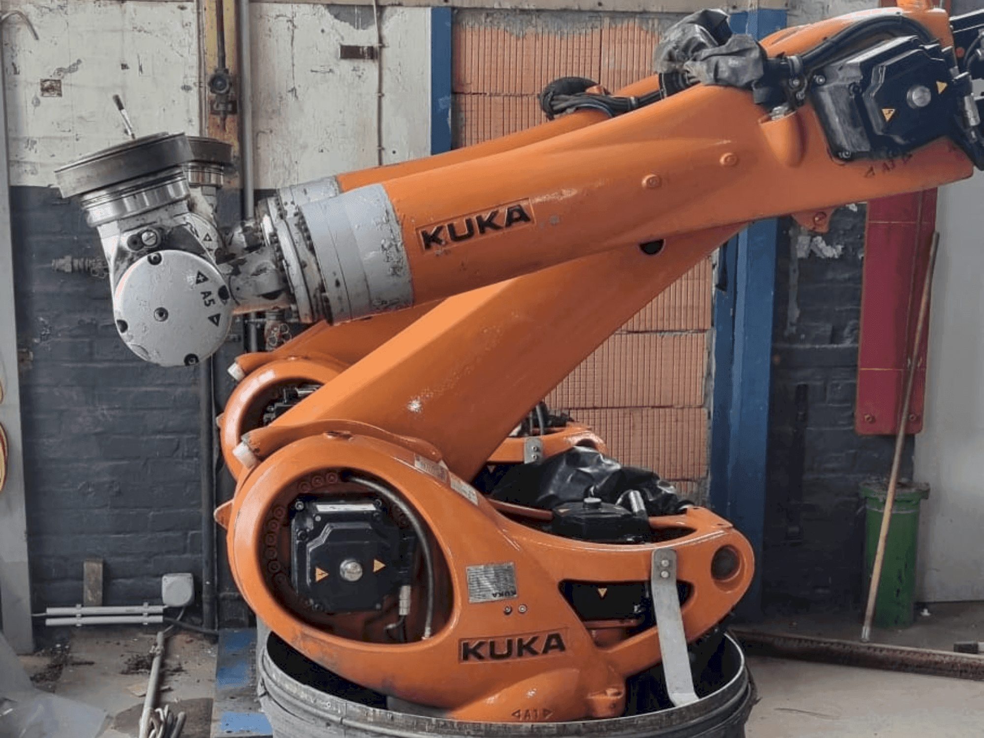 Masina KUKA KR 90 R3100 extra C-F-HP eestvaade