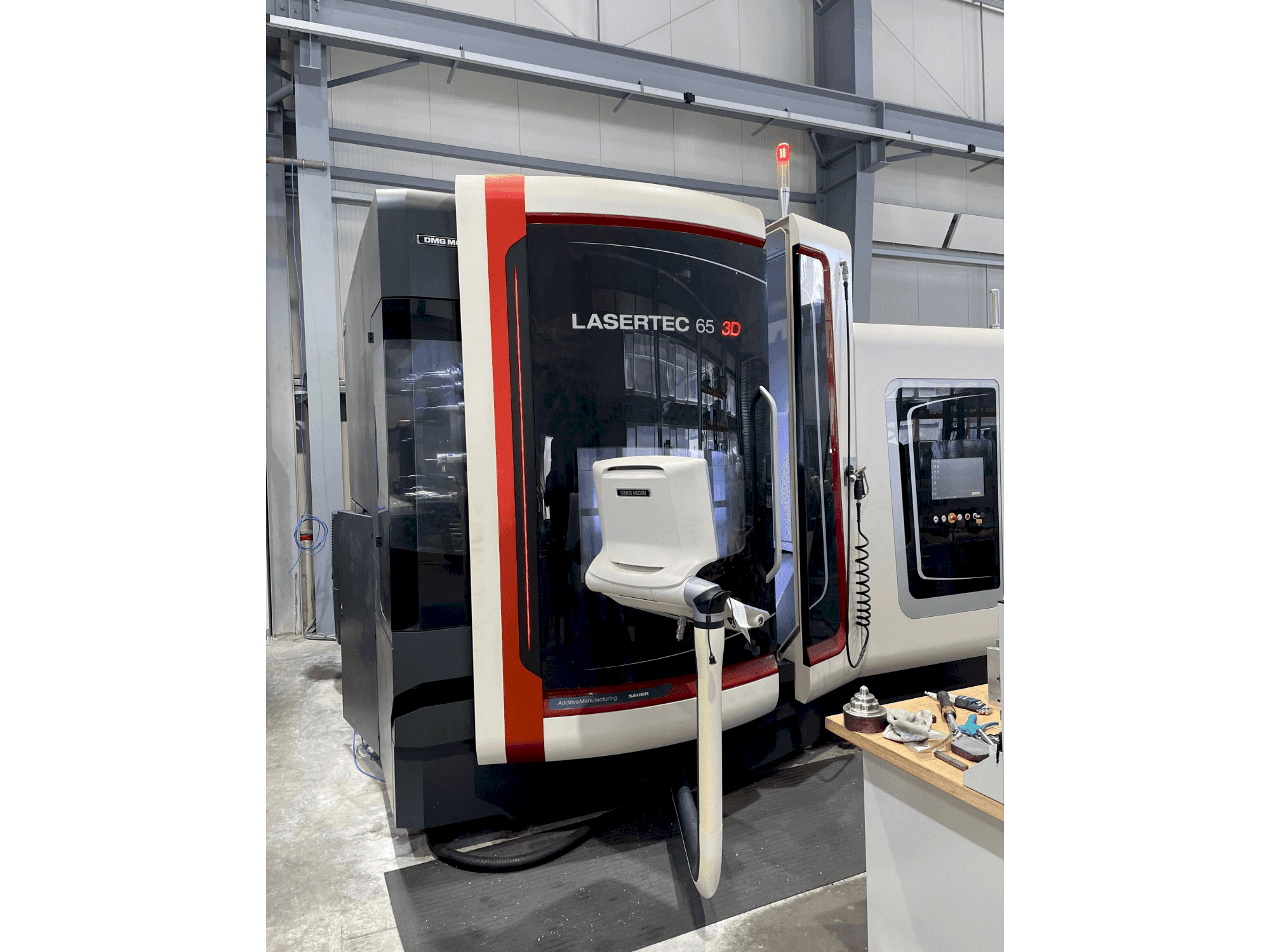 Masina DMG MORI LASERTEC 65 3D Hybrid eestvaade